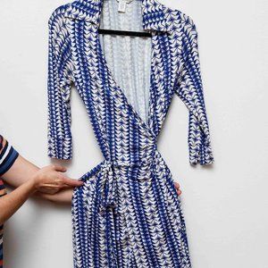 Wrap dress with v-neck in blue & white size 6